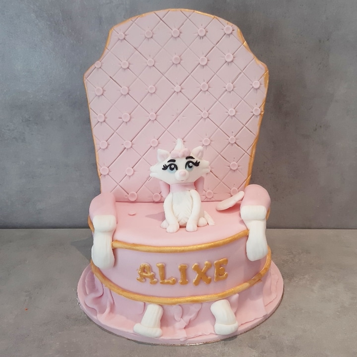 Marie op haar stoel taart